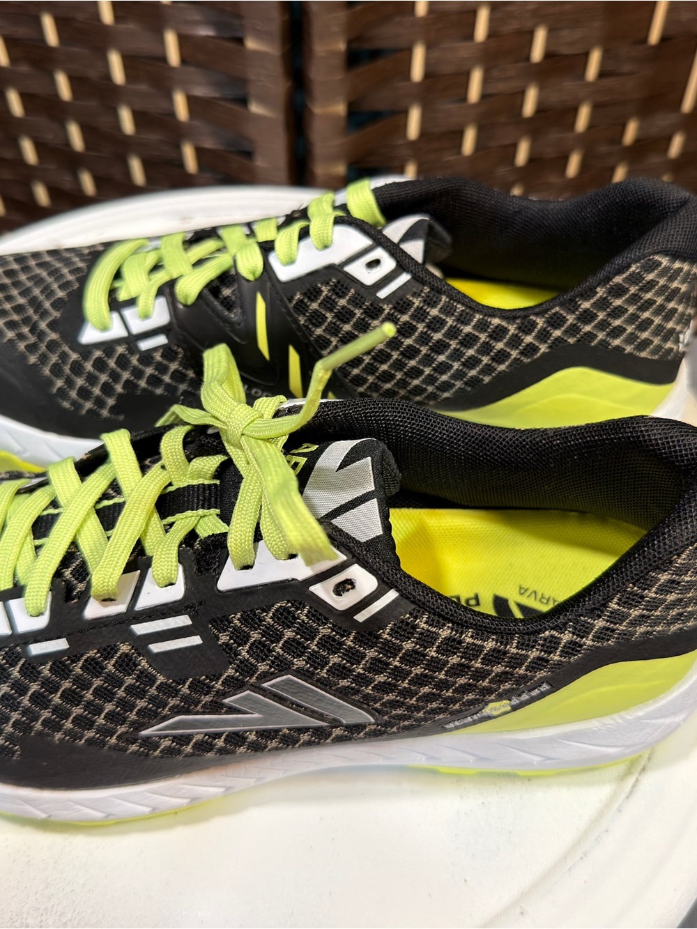 VJ Sarva IceHero StarStud Winter Trail Running Shoes UK 7 / US 8 Black Neon